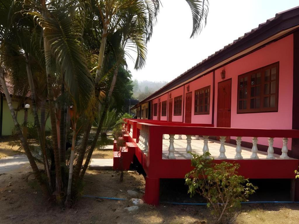 Umphangburi Resort Exterior foto